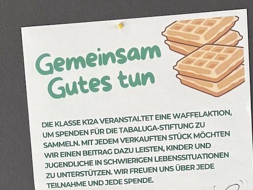 Foto Stellwand_bearbeitet Auf einem Flyer mit illustrierten Waffeln in der Ecke steht "Gemeinsam Gutes tun". Er kündigt einen Waffelverkauf der Klasse K12A an, um Spenden für die Tabaluga-Stiftung zu sammeln, die Kinder und Jugendliche in Not unterstützt.