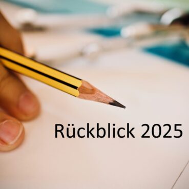 Eine Hand, die einen gelben Bleistift über ein leeres Papier hält, mit dem deutschen Text Rückblick 2025 in der Mitte. Die Zeichenwerkzeuge sind im Hintergrund verschwommen.